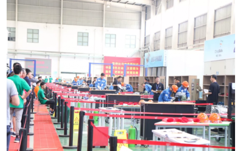 【群雄激戰(zhàn)】新能源汽車檢測與維修賽項“開戰(zhàn)”，風(fēng)向標助力選手亮劍賽場