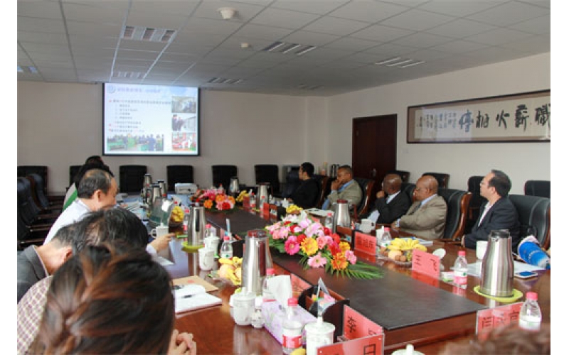 贊比亞教育部部長一行來我司參觀考察