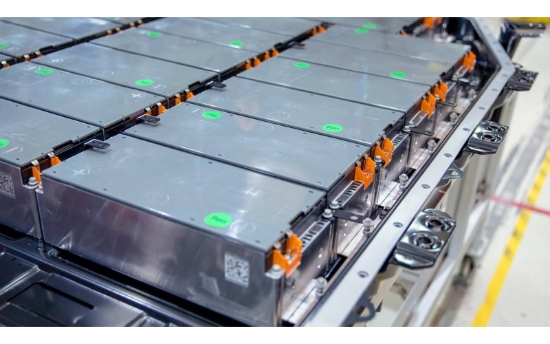 新能源汽車產(chǎn)業(yè)景氣度高 固態(tài)電池量產(chǎn)有望加速落地